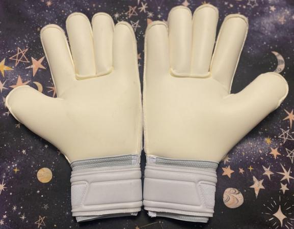 Image 2 of New Bernd Leno Player Issue Puma GK Gloves UK Size 9.5