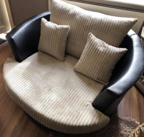 Image 1 of Large swivel chair —————————————
