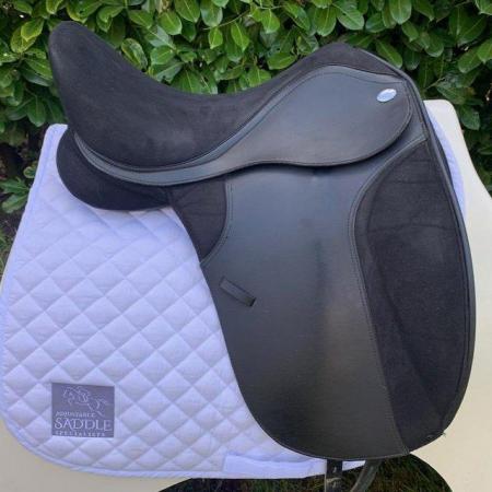 Image 5 of Thorowgood T4 17.5 inch high wither dressage saddle