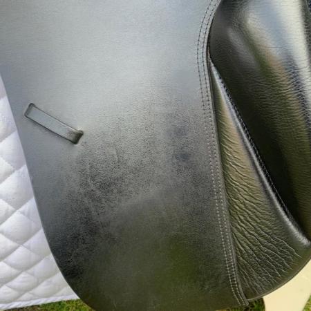 Image 11 of Kent & Masters 17.5” Dressage Surface Block saddle (S3082)