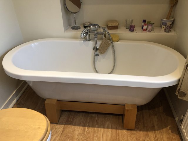Preview of the first image of Free Standing White Acrylic Bath.