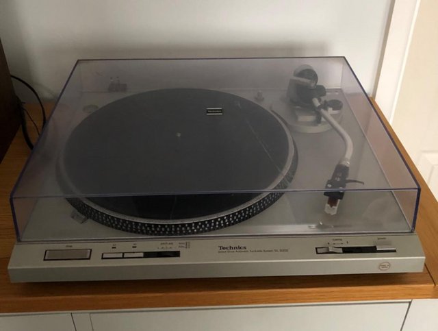 Preview of the first image of TECHNICS TURNTABLE SL-D202.