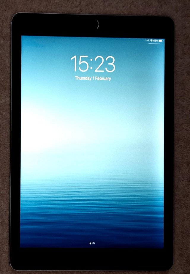 Preview of the first image of Apple iPad Air 2  Space gray  WiFi   64GB.