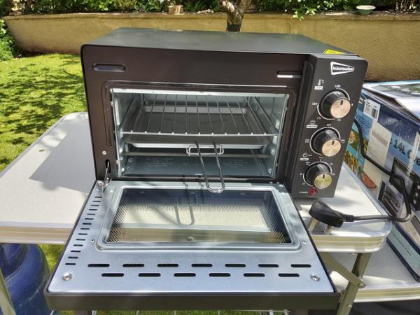 Image 3 of Leisurewize 14L oven ideal camping or domestic use