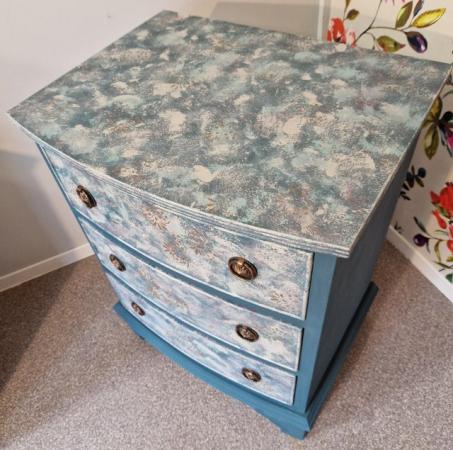 Image 3 of Small chest of drawers in blues & gold