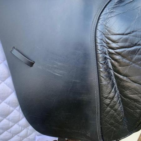 Image 11 of Kent & Masters 17.5 Low Profile Dressage saddle (S3006)