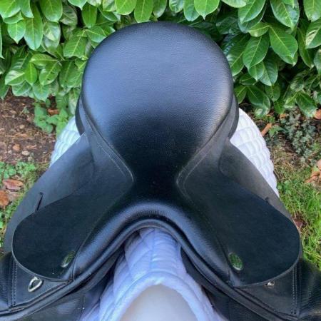 Image 8 of Thorowgood T6 17.5 inch high wither  dressage saddle