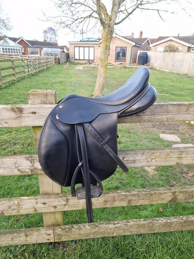 Preview of the first image of Black Bates 17" jump saddle.