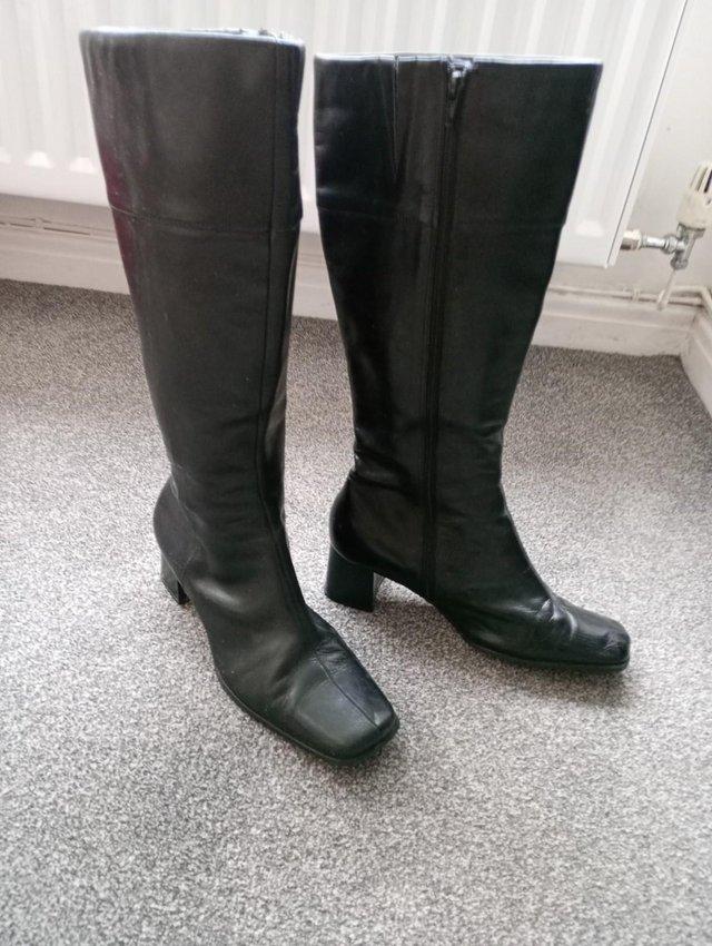 Preview of the first image of size 7 Leather knee length boots.