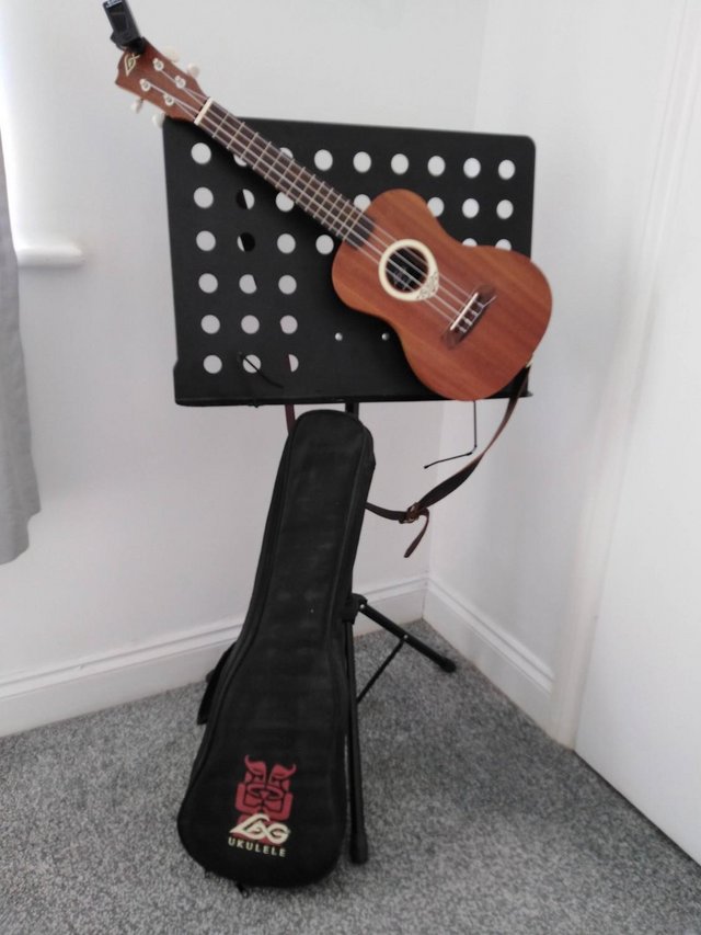 Preview of the first image of UKULELE CONCERT/MUSIC STAND.