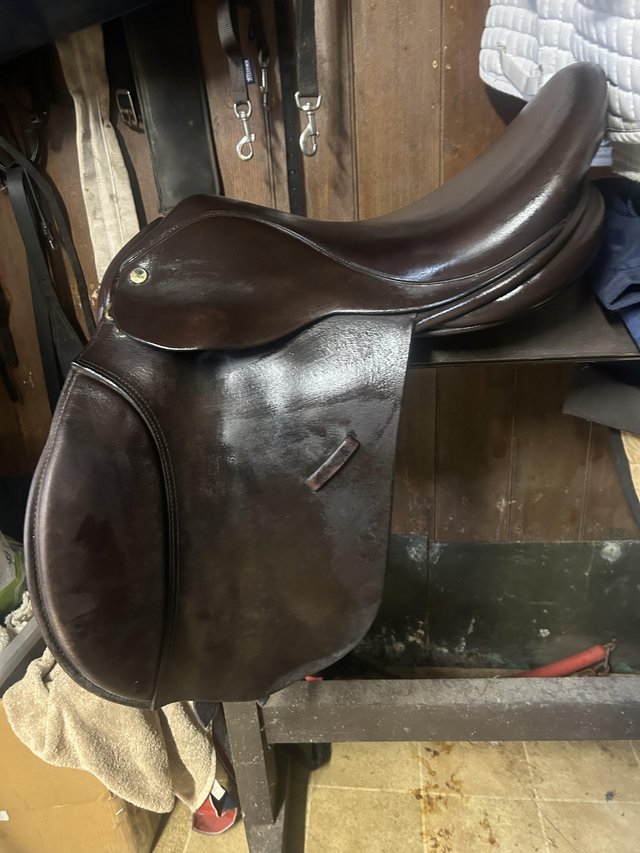 Preview of the first image of Ideal working hunter saddle.