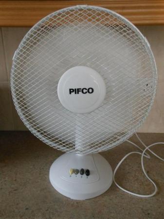 Image 2 of Pifco 12 inch oscillating table fan