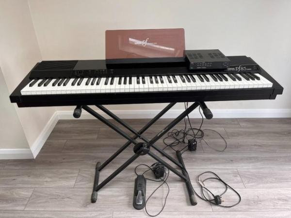 Image 1 of Yamaha PF85 electric keyboard with sound expander and pedal