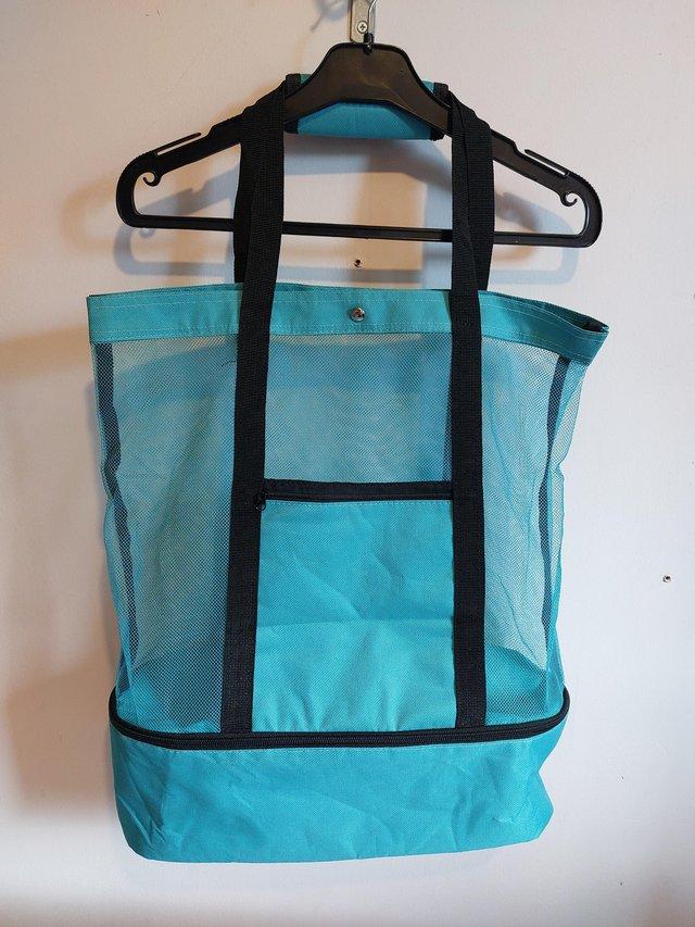 Preview of the first image of Green picnic bag with insulated storage.