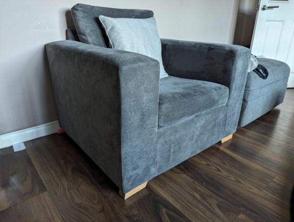 Image 9 of Valencia 3 seater sofa and armchair