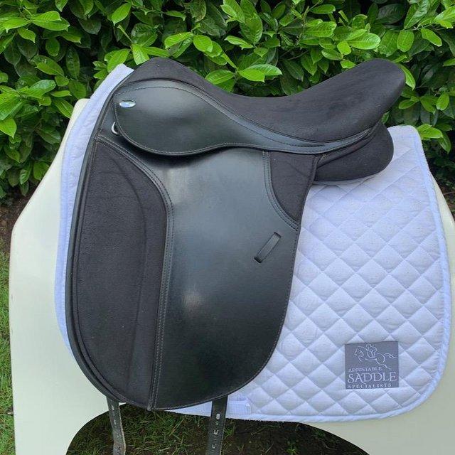 Preview of the first image of Thorowgood T4 17.5" Cob dressage saddle (S3160).