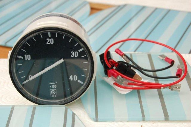 Image 3 of Universal Tachometer by Volvo Penta, 4000 rpm, 12-24V,
