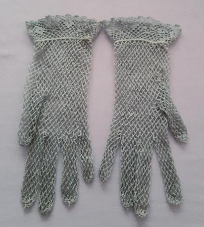 Image 2 of Beautiful Vintage Ladies Grey Lace Gloves