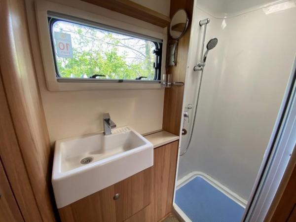 Image 14 of Bailey Unicorn Madrid 2015 4 berth caravan *end washroom*