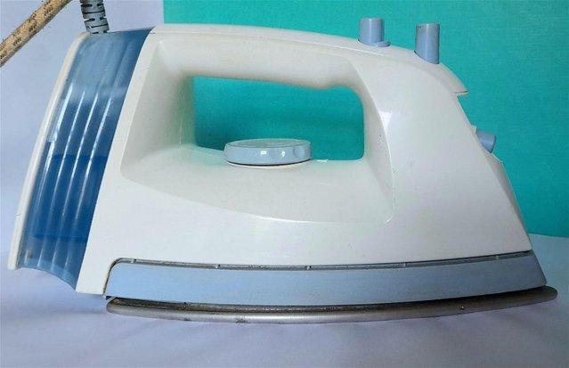 Image 1 of Pre-owned MORPHY RICHARDS STEAM IRON 28 cm