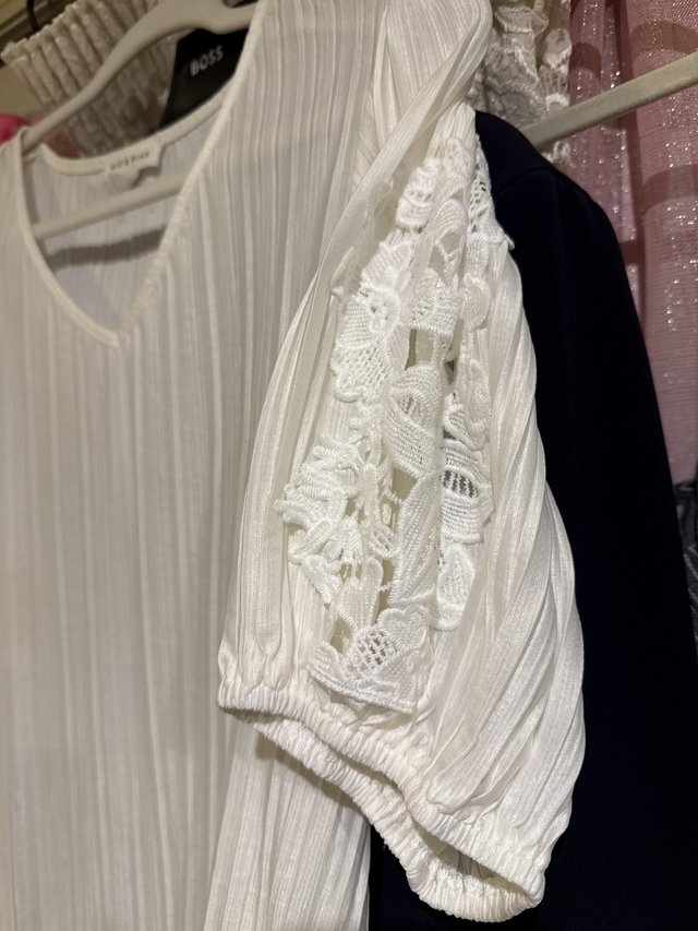 Very pretty ladies top L non crease — photo 3 of 3