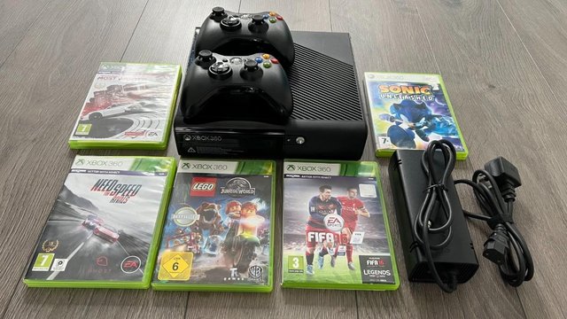 Preview of the first image of Xbox 360 with 2 controllers.