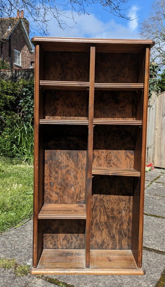 Preview of the first image of Small shelving unit for storage or display.