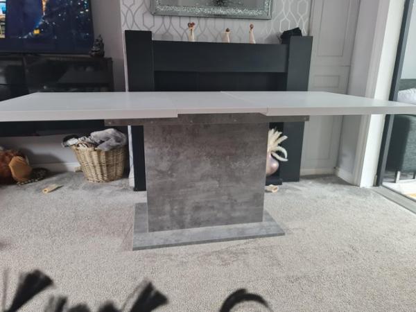 Image 1 of Extendable dining table vgc