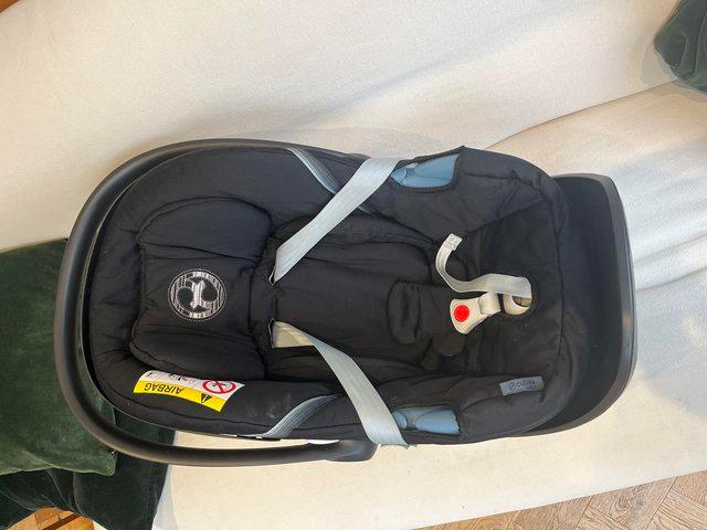 Preview of the first image of Cybex Gold Atom baby seat with ISOFIX base.