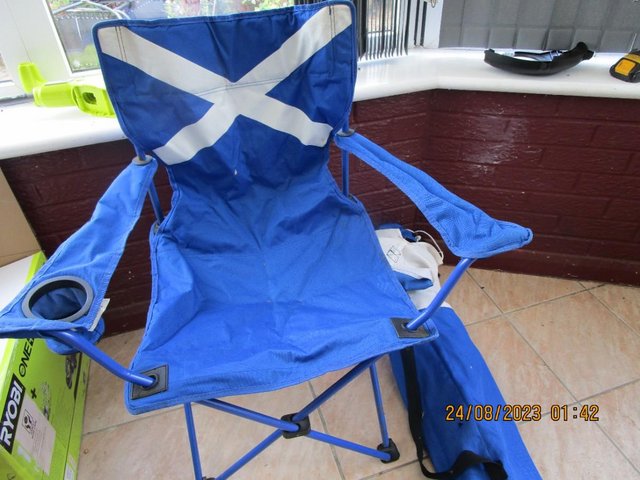 Preview of the first image of pair of scottish deck chairs with carry bags & 2 loungers.