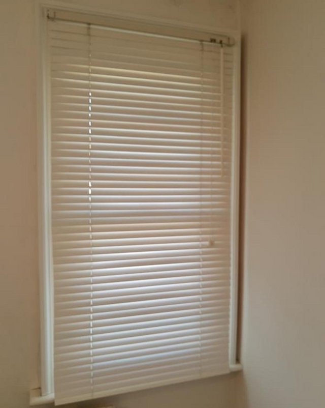 Preview of the first image of 4white Venetian wooden slate blinds.