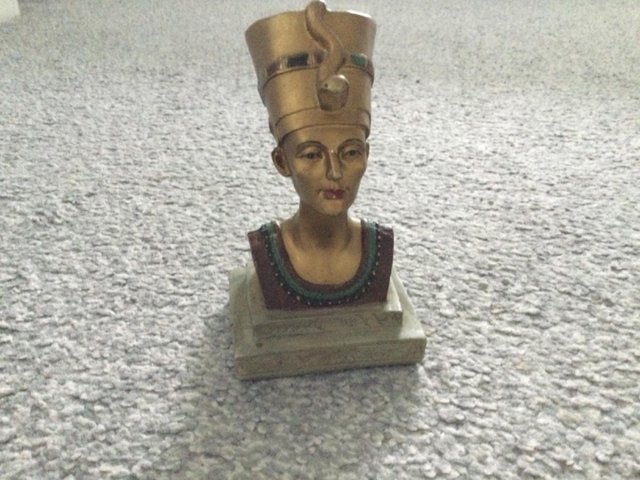 Preview of the first image of Statue of Egyptian Queen Nefertiti.