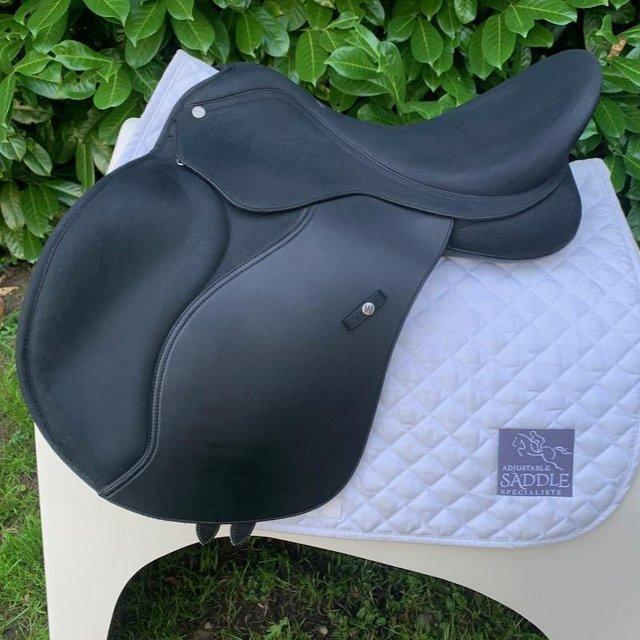 Preview of the first image of Wintec 17 inch 2000 gp saddle.