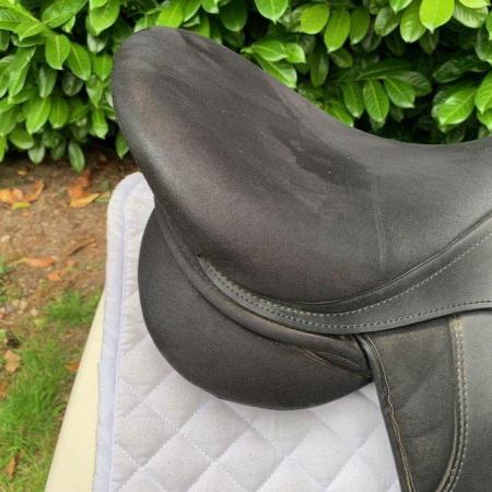 Image 12 of Thorowgood T4 17 inch high wither dressage saddle