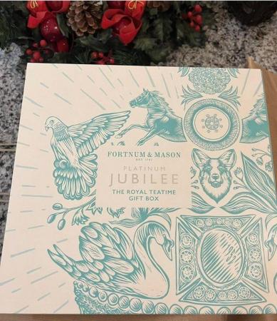 Image 3 of Fortnum & Mason jubilee tea and biscuits gift boxEMPTY