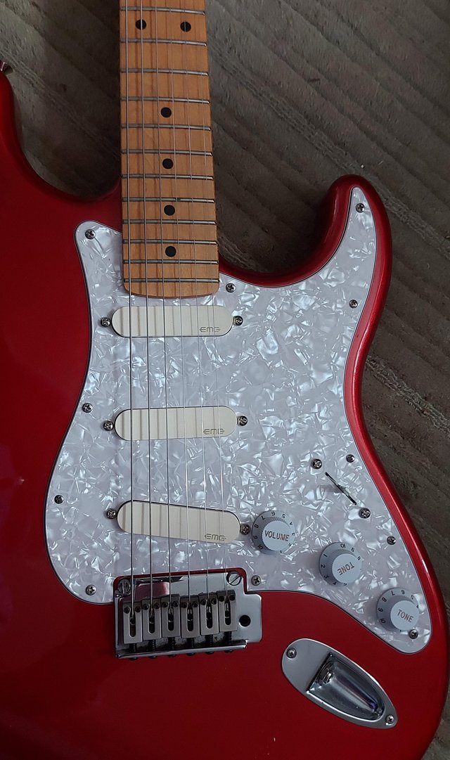 Preview of the first image of Squier Standard Stratocaster, EMG DG20 David Gilmore.