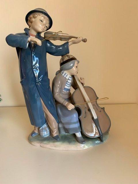 Preview of the first image of Nao by Lladro #575 Street Musicians.