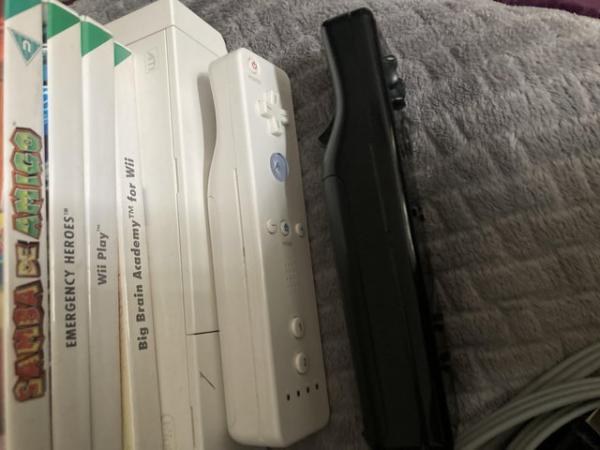 Image 3 of Wii console with games and 2 handsets