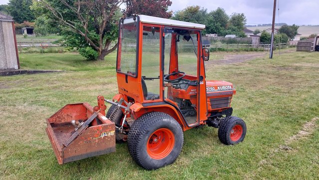 Image 2 of Kubota B1750 Compact Tractor with grass topper and link box