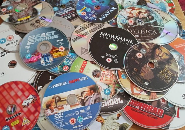 Preview of the first image of A random mix of popular DVDs (x62).