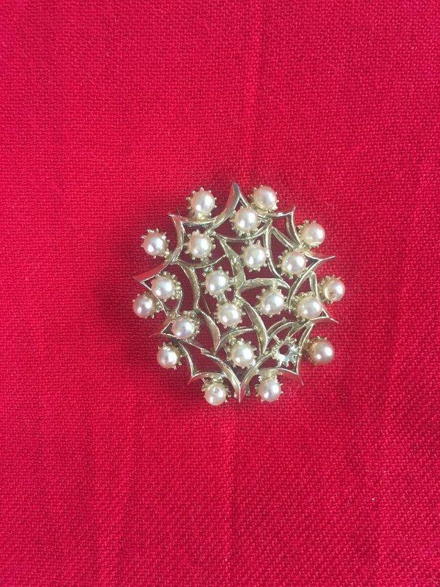 Preview of the first image of Vintage pretty round, goldtone & faux pearl brooch..