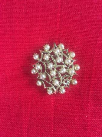 Image 1 of Vintage pretty round, goldtone & faux pearl brooch.