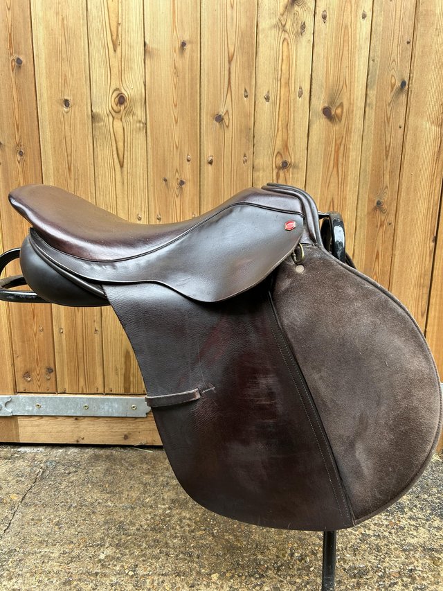 Preview of the first image of Albion Legend Saddle16.5 medium wide..
