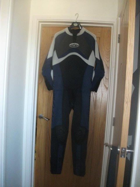 Preview of the first image of MENS WATERPROOF WET SUIT (3mm).