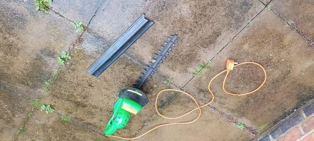 Image 1 of POWER BASE HEDGE TRIMMER