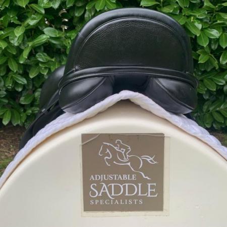 Image 16 of Kent & Masters 17.5 S-Series Dressage  Surface Block saddle