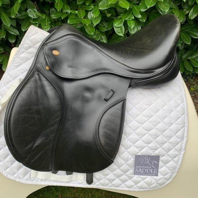 Preview of the first image of Kent & Masters 17” S-Series High Wither Compact saddle.