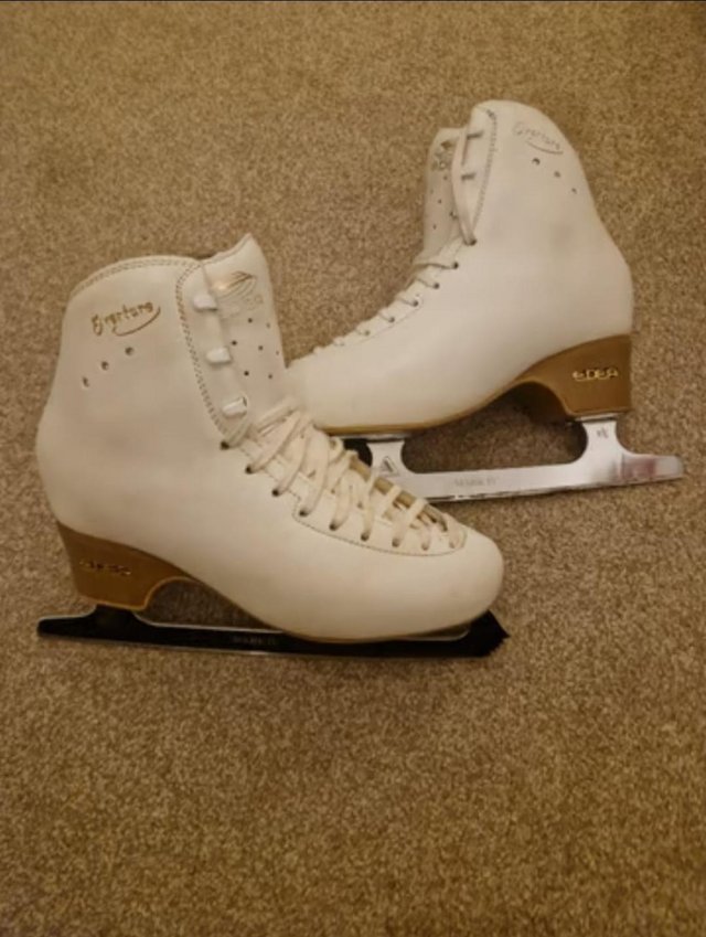Preview of the first image of Edea 260's figure skates.