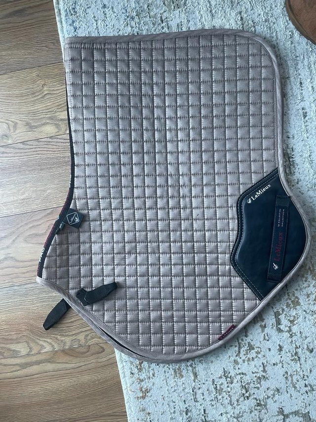Preview of the first image of Lemieux mink saddle pad L C/C cut.