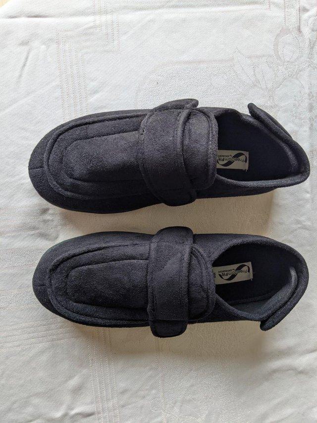 Preview of the first image of Mens Extra Wide Shuropody Slippers size 7.